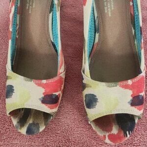 TOMS size 7.5 EUC Multi-color Open Toe Wedge Shoes